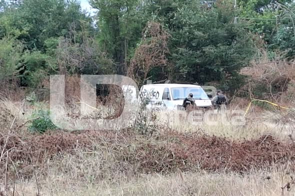 Campo con plantas secas y la camioneta de semefo