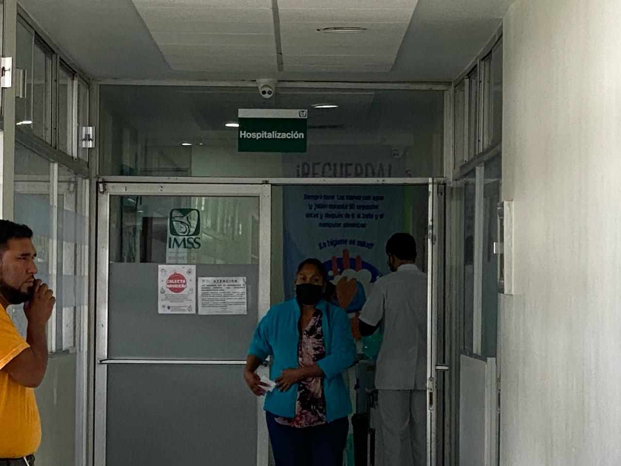 Mujer con cubrebocas en la entrada de la Clínica IMSS-Bienestar de Guasave