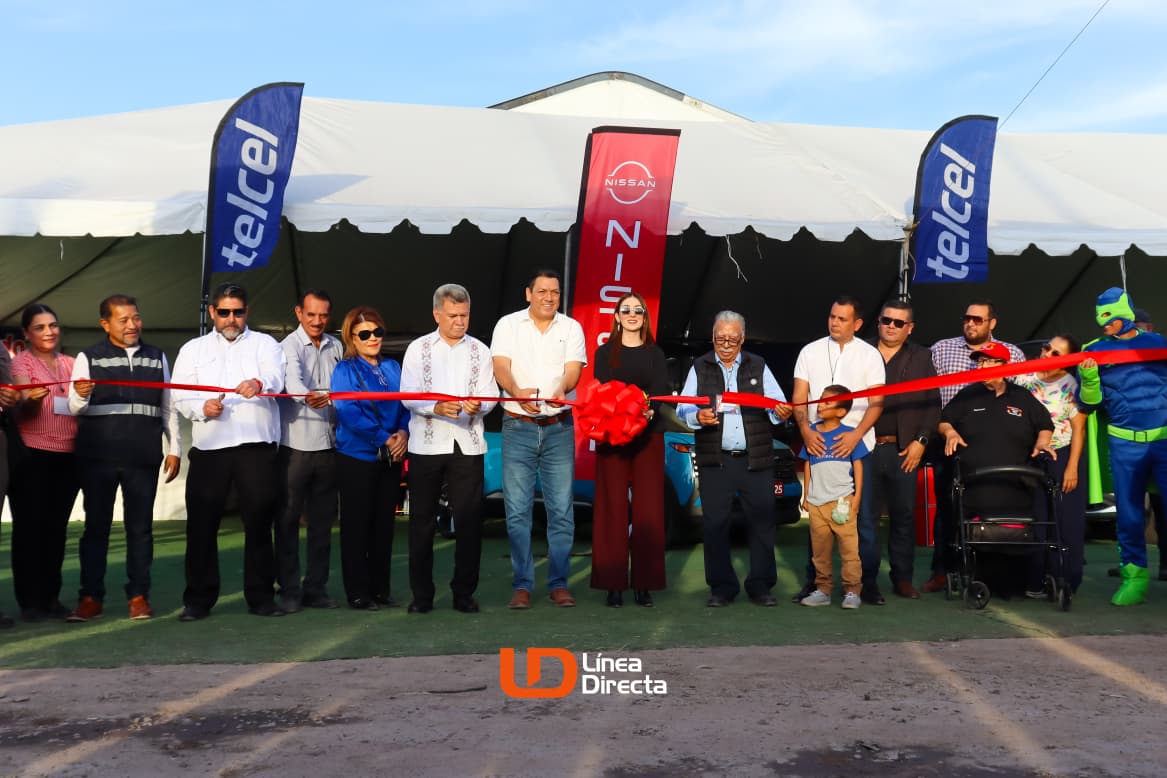Corte de listón que inicia oficialmente la verbena en Los Mochis, Sinaloa