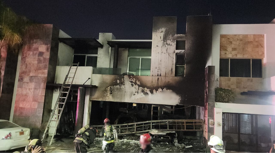 Bomberos de Culiacán apagan el incendio sobre un domicilio