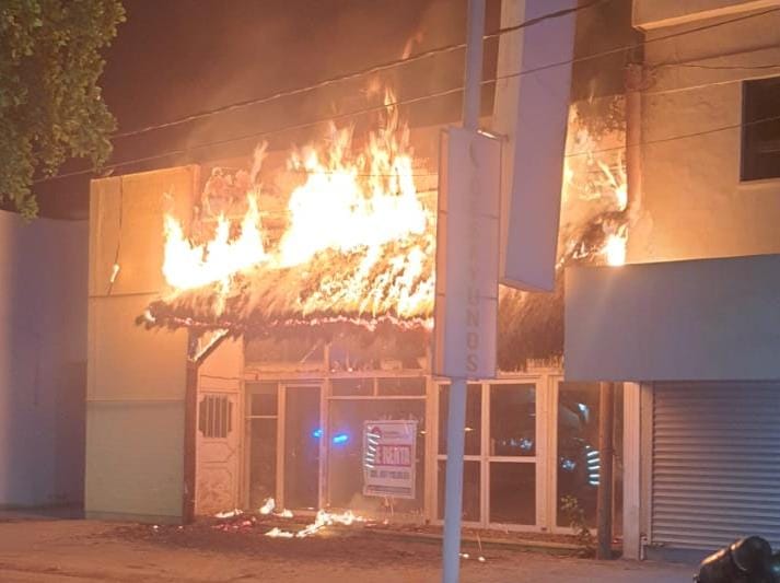 Fachada de establecimiento color blanco incendiandose