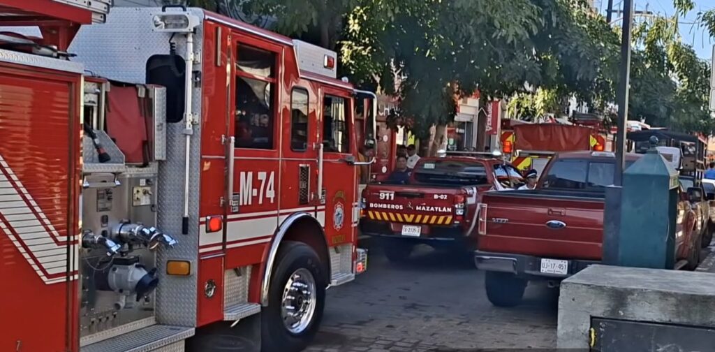Camión de bomberos en medidores del mercado Pino Suárez en Mazatlán