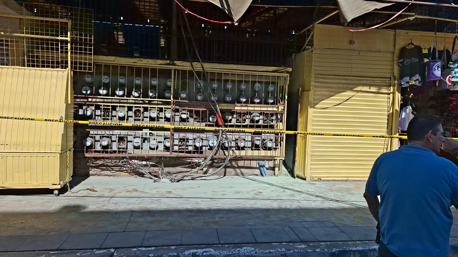 Medidores junto a una cinta amarilla en el Mercado Pino Suárez