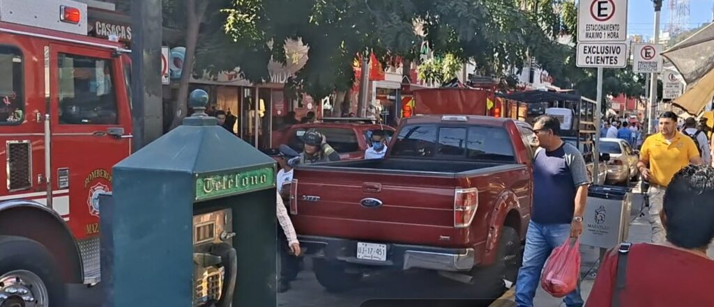 Camión de bomberos junto a el mercado Pino Suárez en Mazatlán