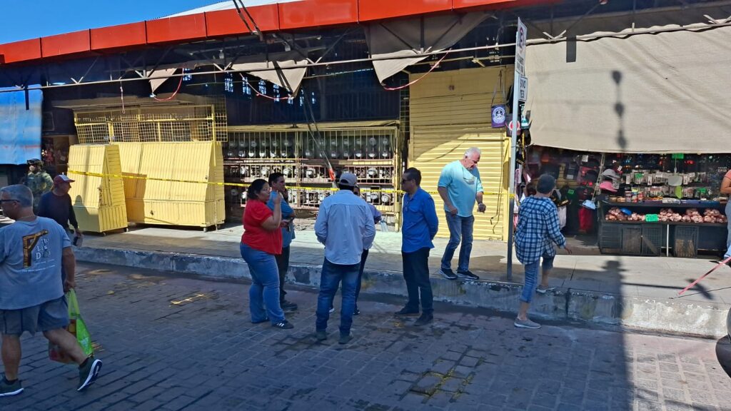 Personas fuera del mercado Pino Suárez en Mazatlán