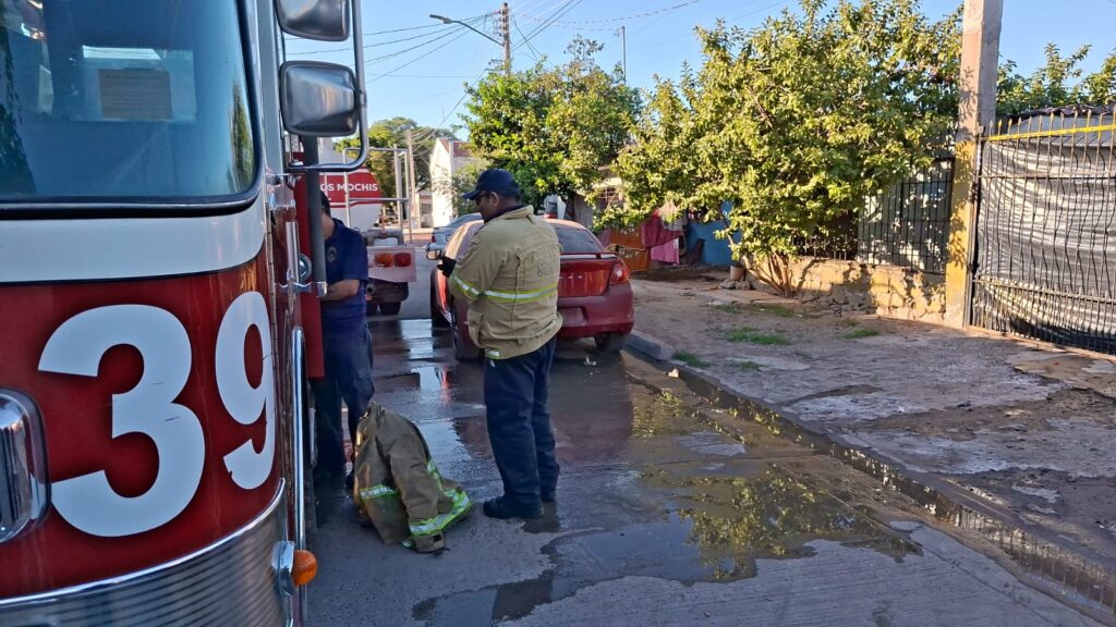 Camión de Bomberos junto a casa incendiada