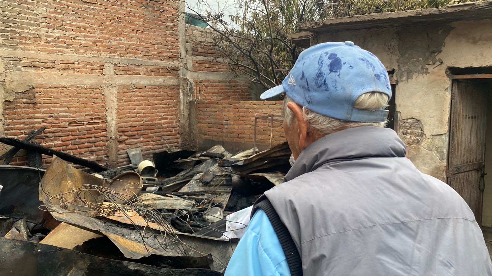 Don Filiberto observando las pérdidas materiales tras el incendio de su vivienda.
