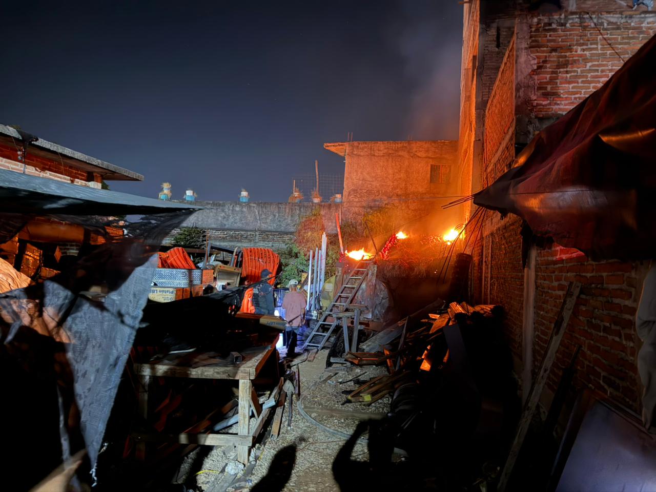 Incendio en una bodega, se observan objetos y demás herramientas