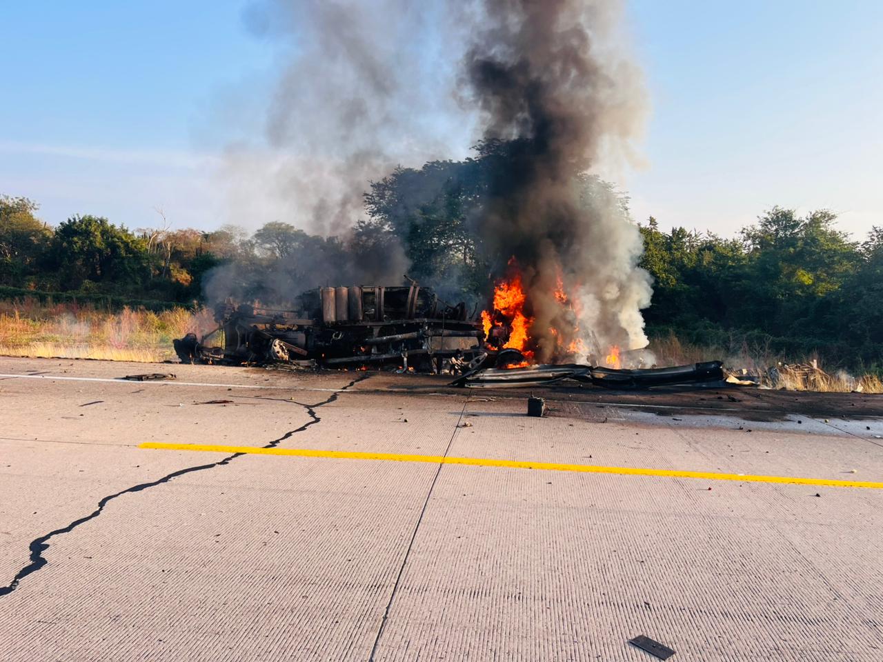 Camión incendiado sobre la carretera