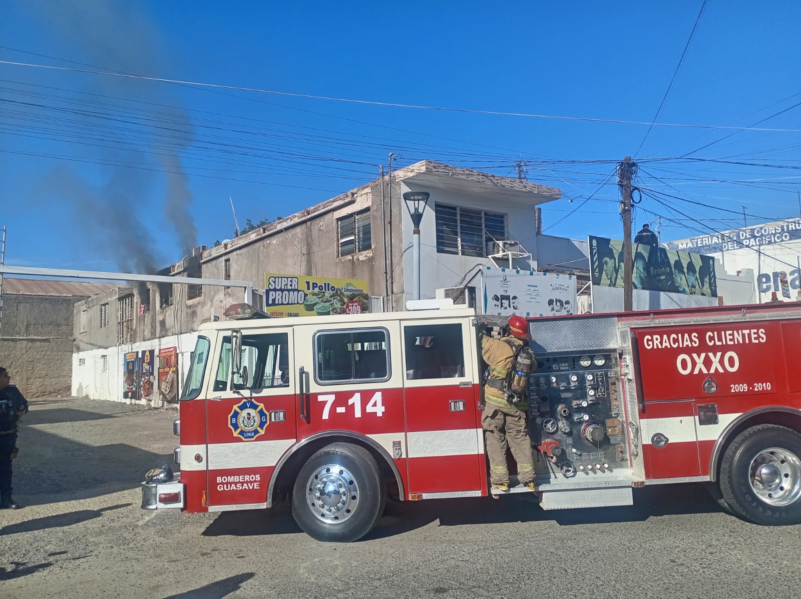 Unidad de bomberos entrando a un domicilio para controlar un incendio