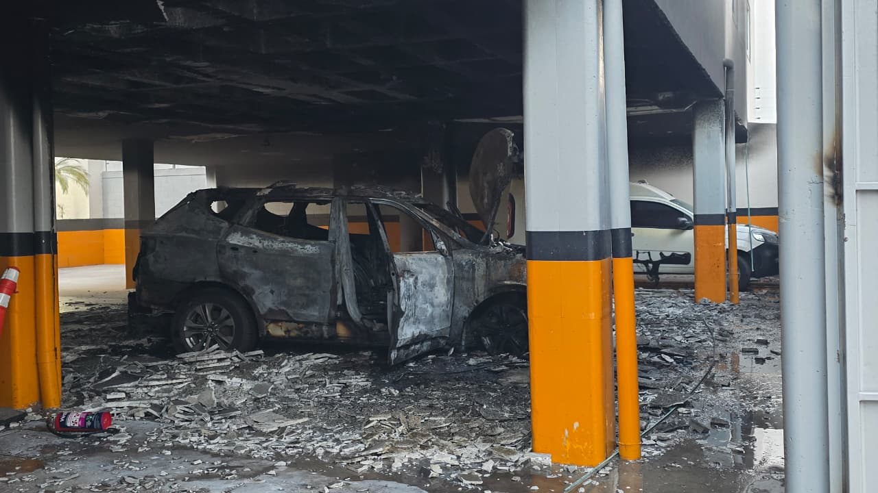 Camioneta calcinada por un incendio en un estacionamiento