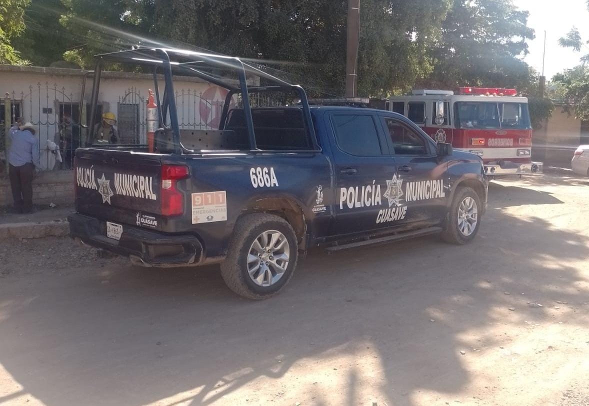 Camioneta de la policía municipal de Guasave en incendio de una vivienda