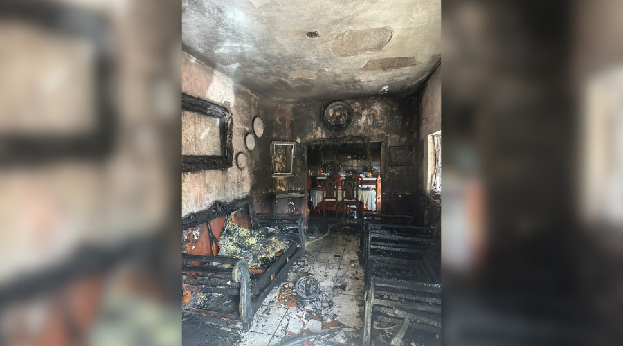 Vivienda incendiada y con claros daños materiales