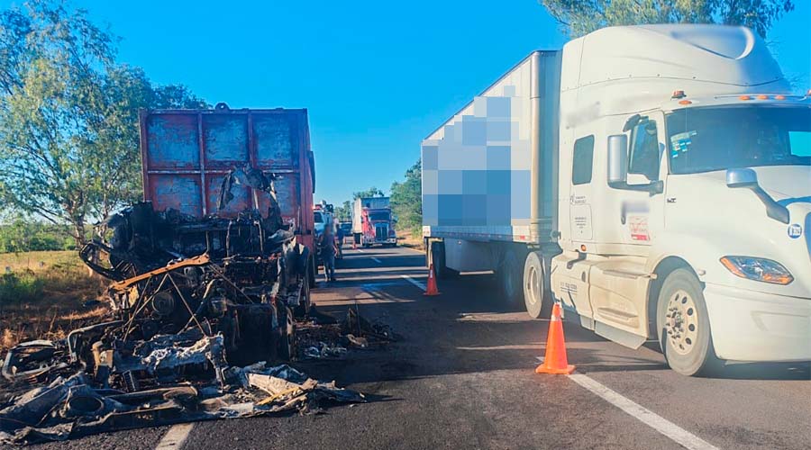 Tractocamión quemado en Elota