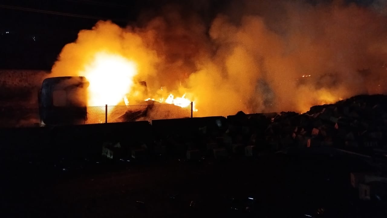 Incendio con humo en la noche