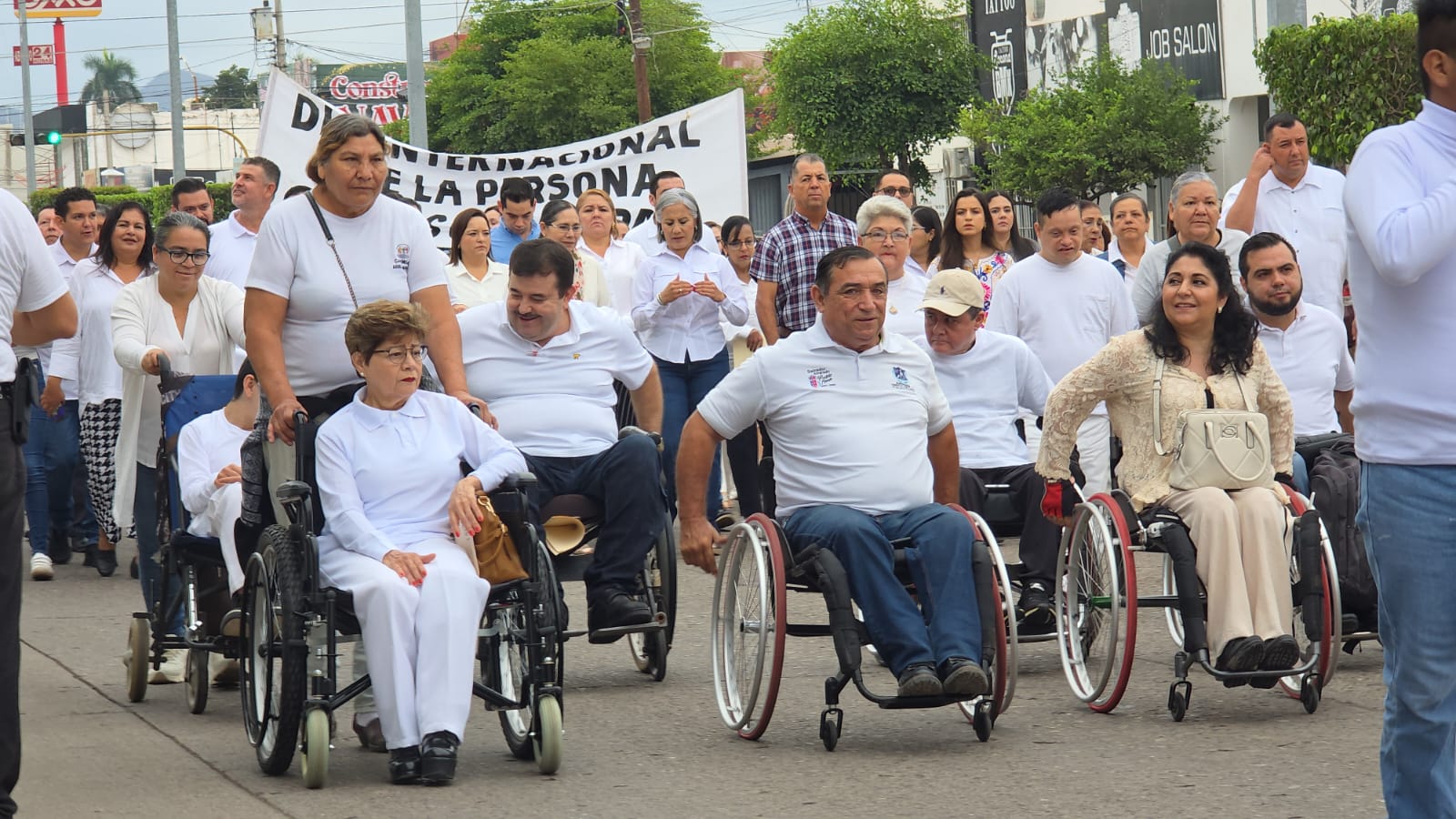 Personas en sillas de ruedas marchando por la inclusión