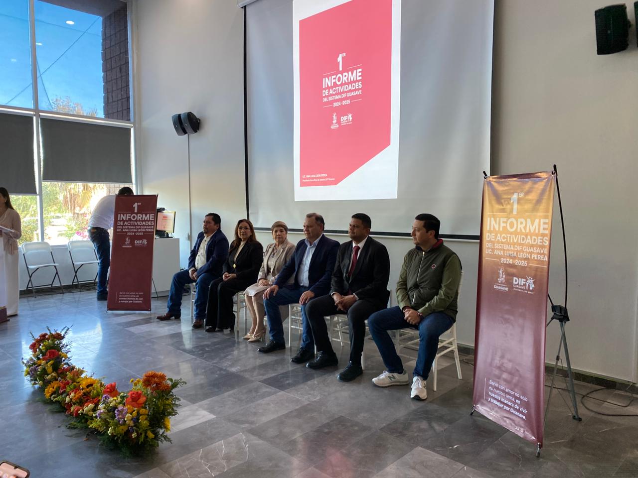 Funcionarios y alcaldesa de Guasave sentados en un evento