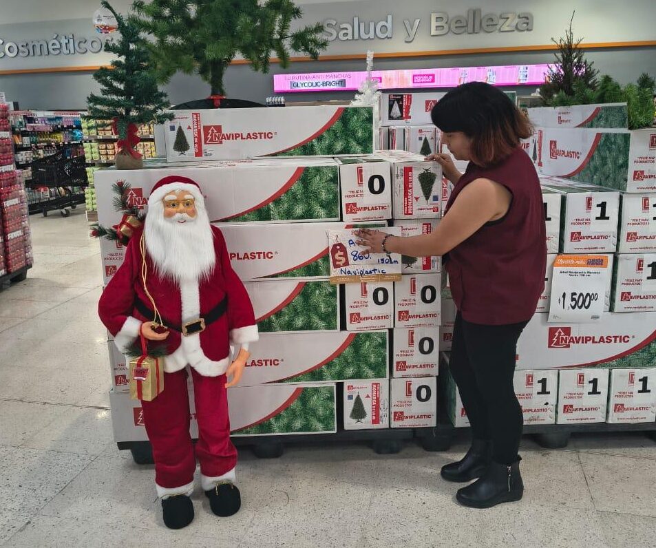 Inspectora de Profeco en supermercado