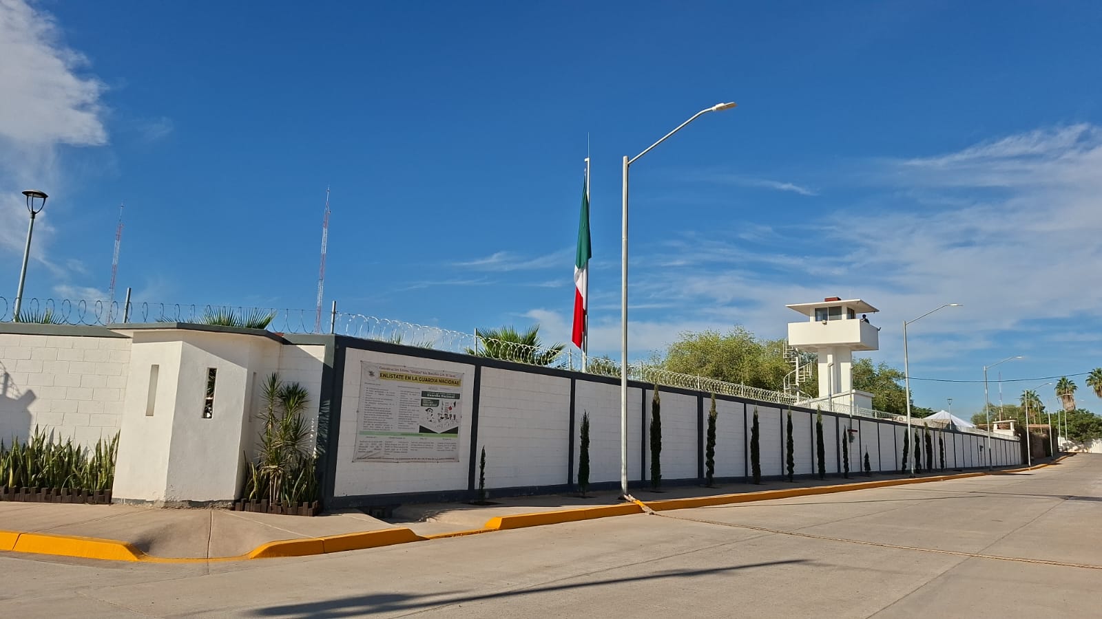 instalaciones de la Guardia Nacional donde se ve una bandera mexicana izada y una torre de vigilancia