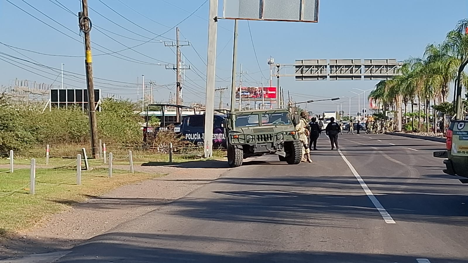 Camionetas del Ejército y Policía Estatal a lo lejos