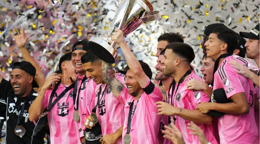 Lionel Messi levantando la copa de la MLS junto a sus compañeros del Inter de Miami