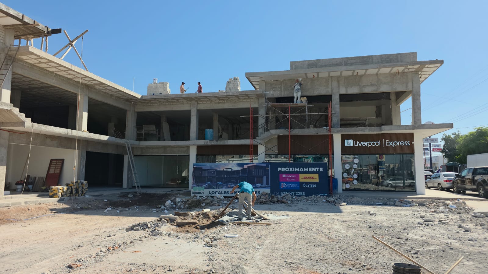 Construcción de Liverpool Express en obra de plaza comercial en Guamúchil
