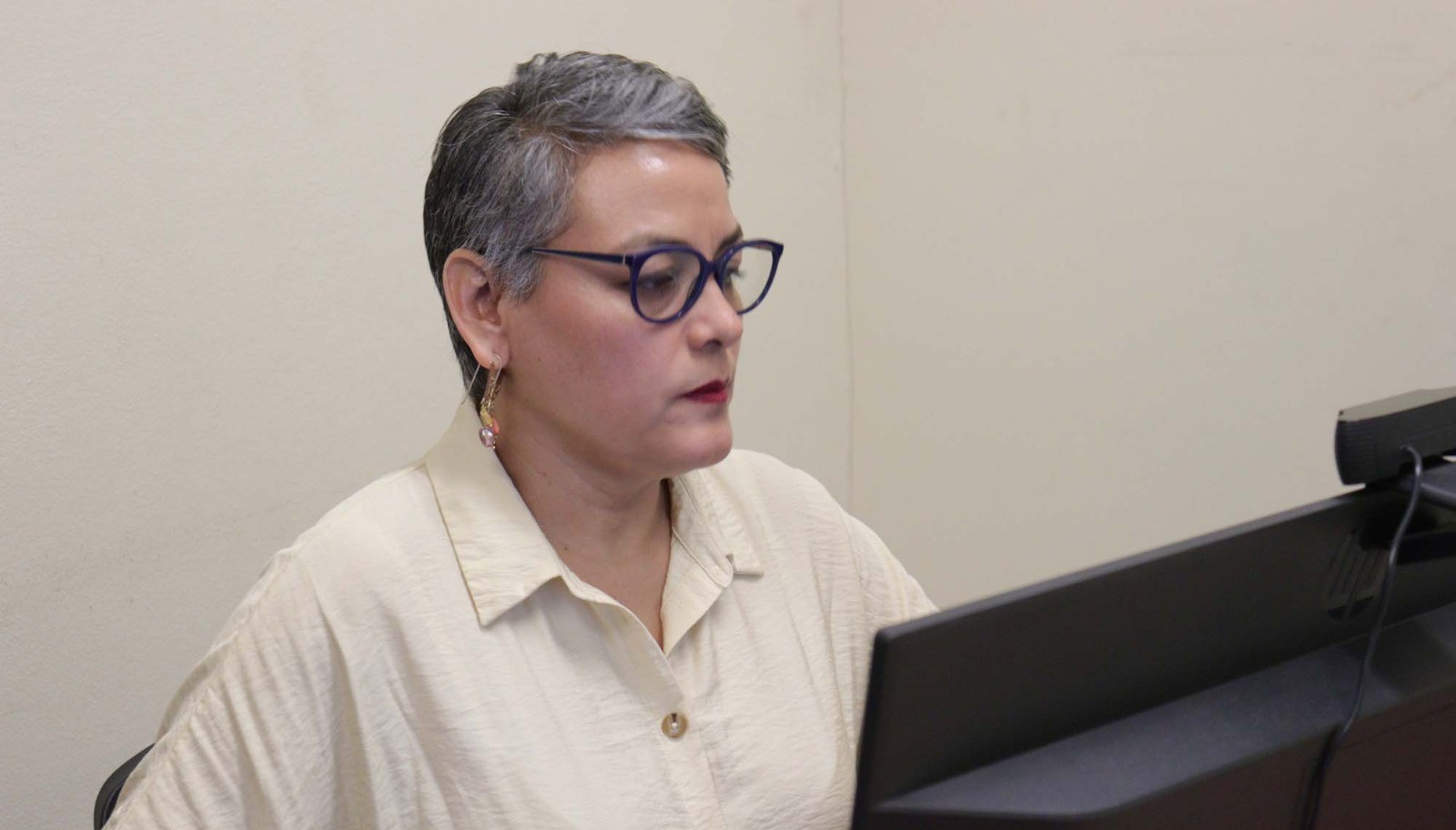 Lydia Guadalupe Ojeda Esquerra frente a una computadora