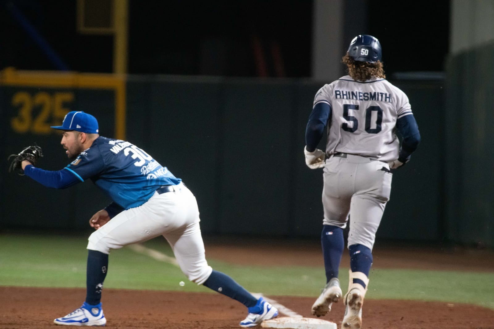 Roberto Valenzuela y Jacob Rhinesmith en primera base