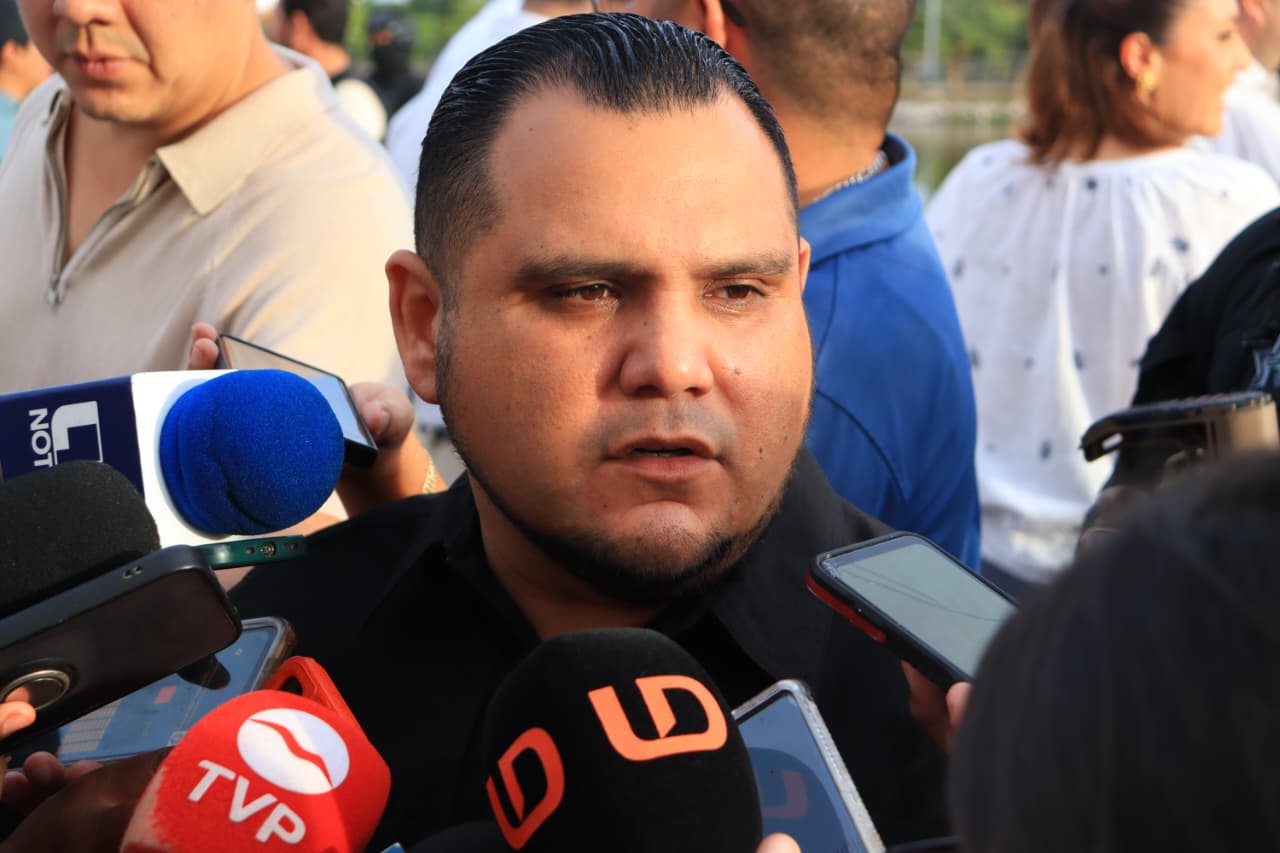 Jaime Othoniel Barrón Valdez hablando con los medios