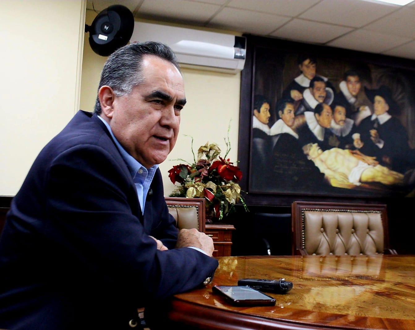 Jesús Madueña Molina sentado en un escritorio