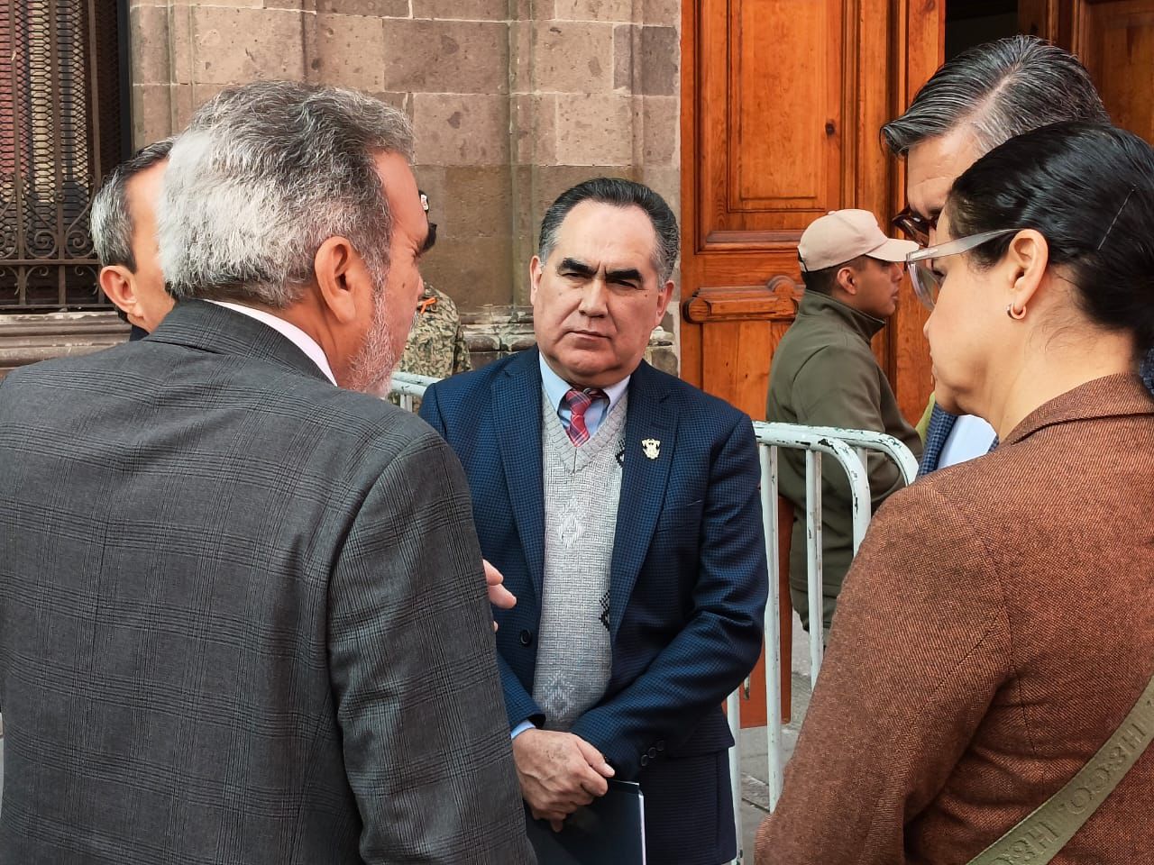 Jesús Madueña Molina junto a dos personas