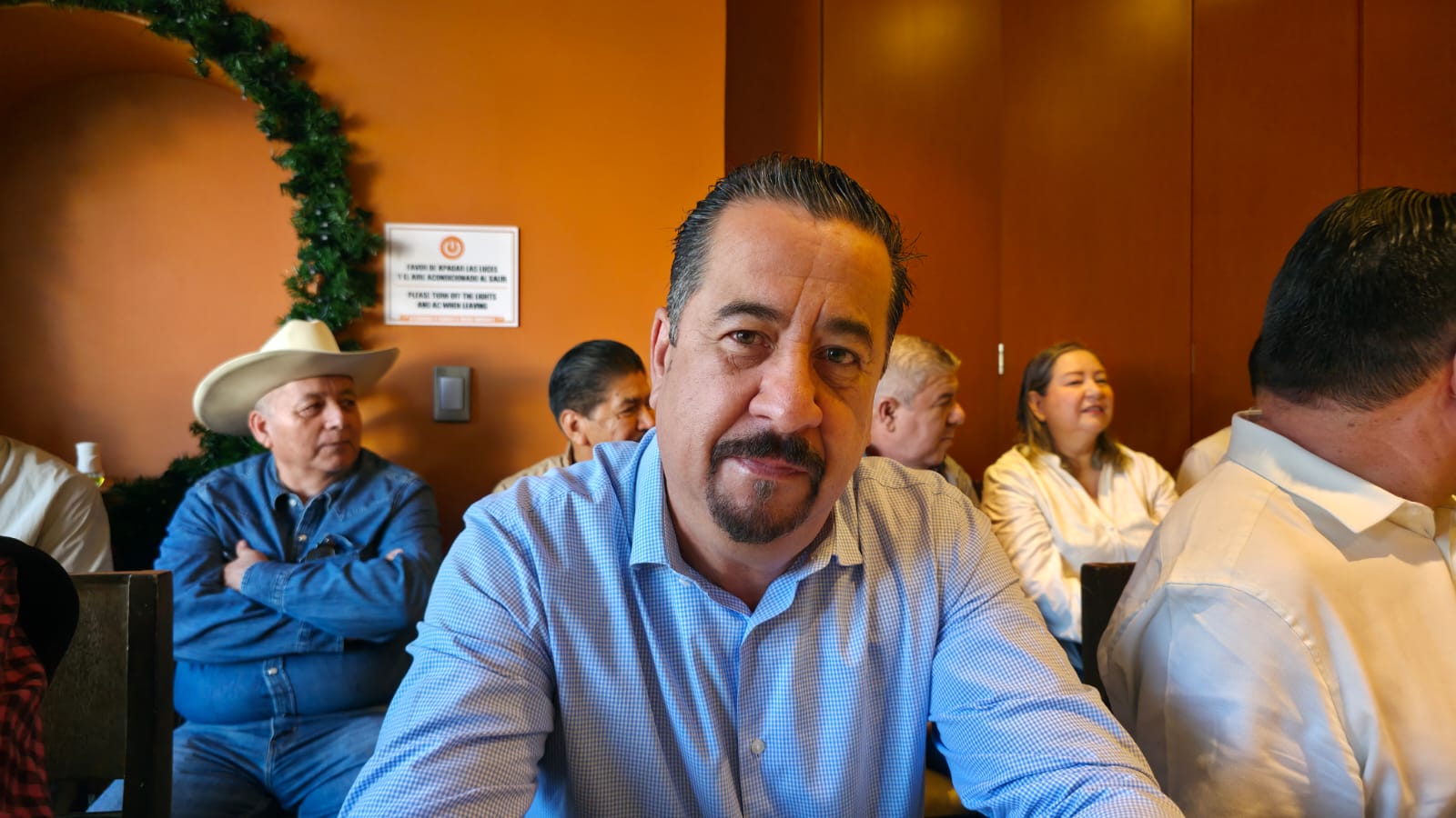 Jesús Omar Zepeda Payán posando para la foto