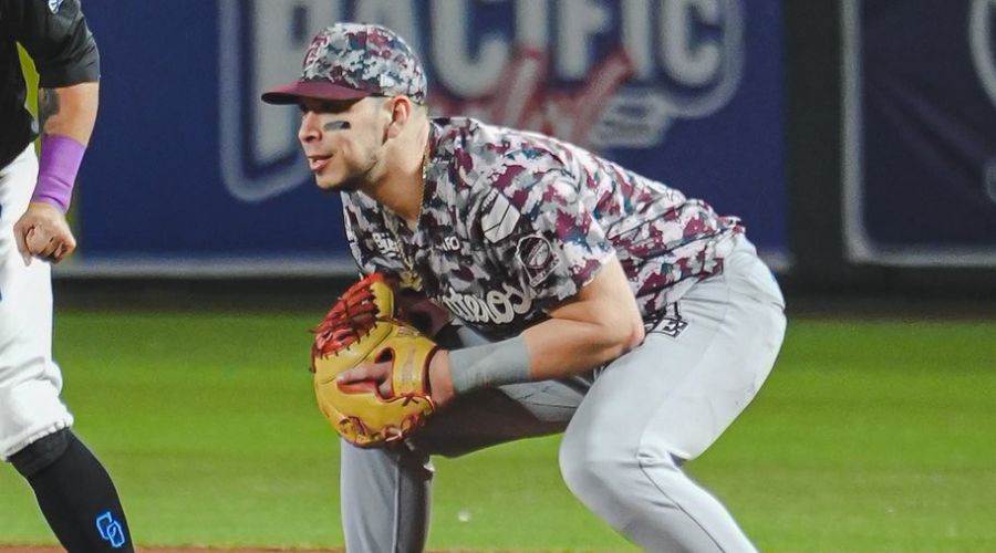El jugador Joey Meneses en posición de catcher
