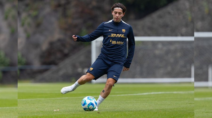 jugador de futbol en una cancha realizando un entrenamiento