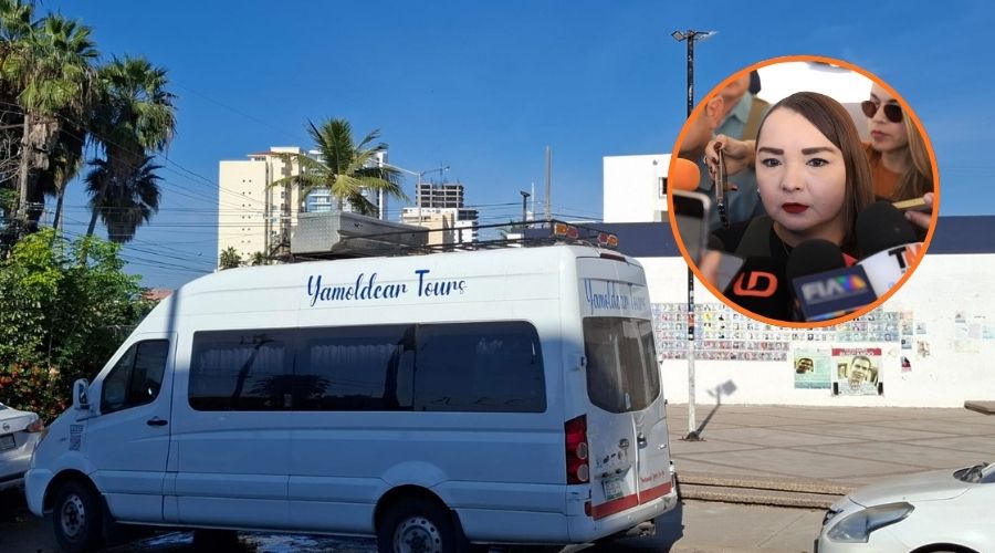 Camión de pasajeros estacionado en una calle y en un círculo una persona con micrófonos enfrente