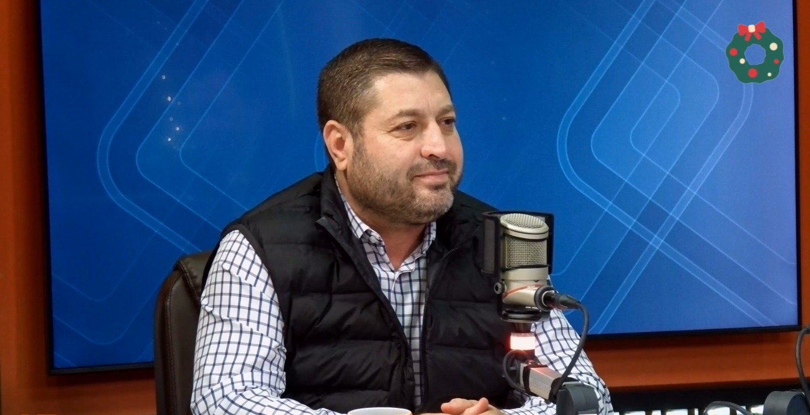 José Paz López Elenes en una cabina frente a un micrófono