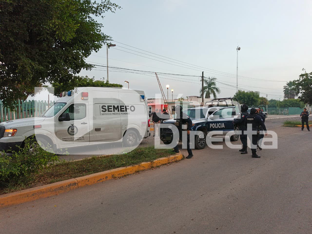Autoridades de la policía municipal y semefo a las afueras de un hospital en navolato