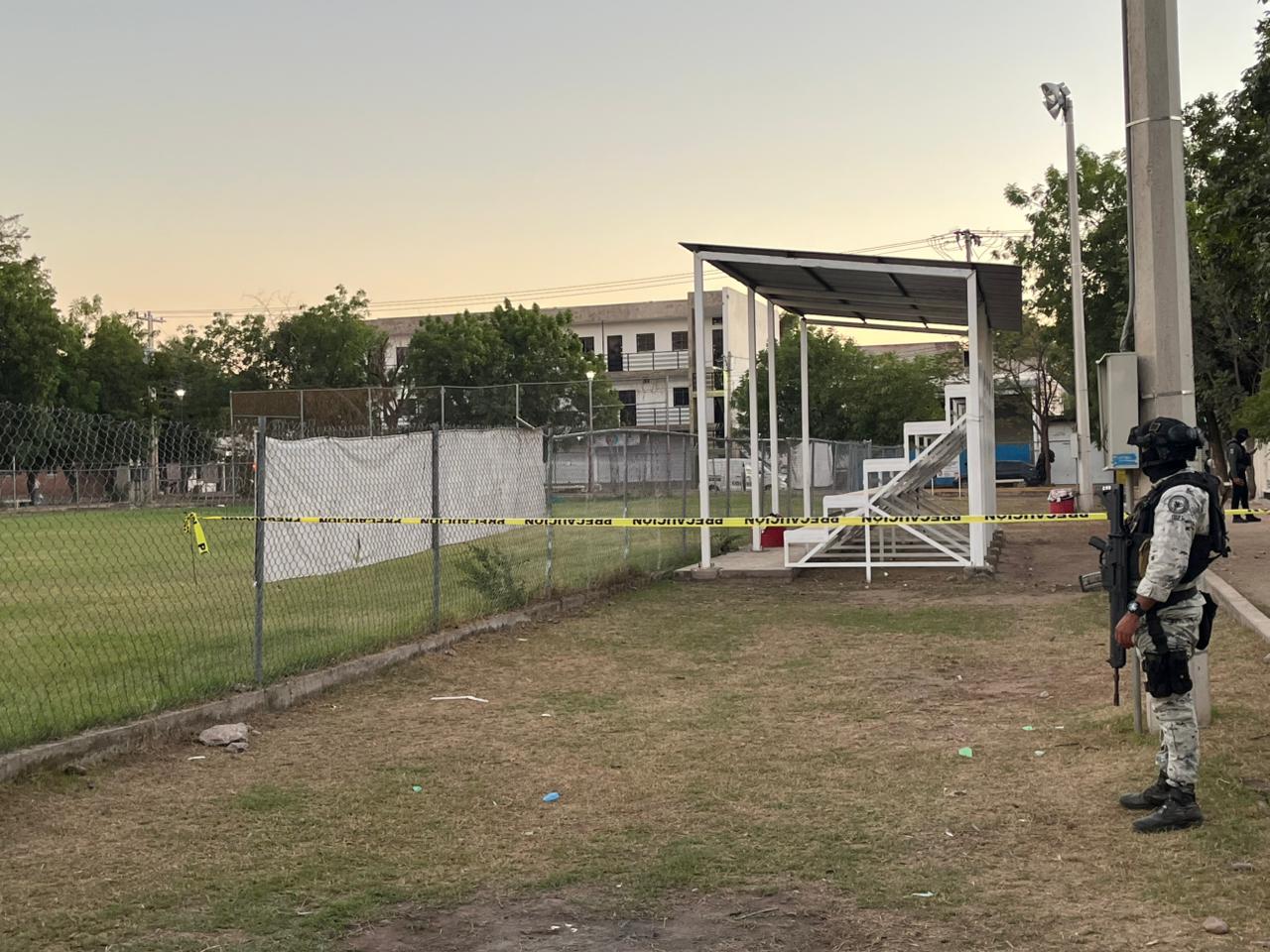 Parque de Culiacán donde se ve a elementos de segurdiad custodiando la zona asegurada con cinta