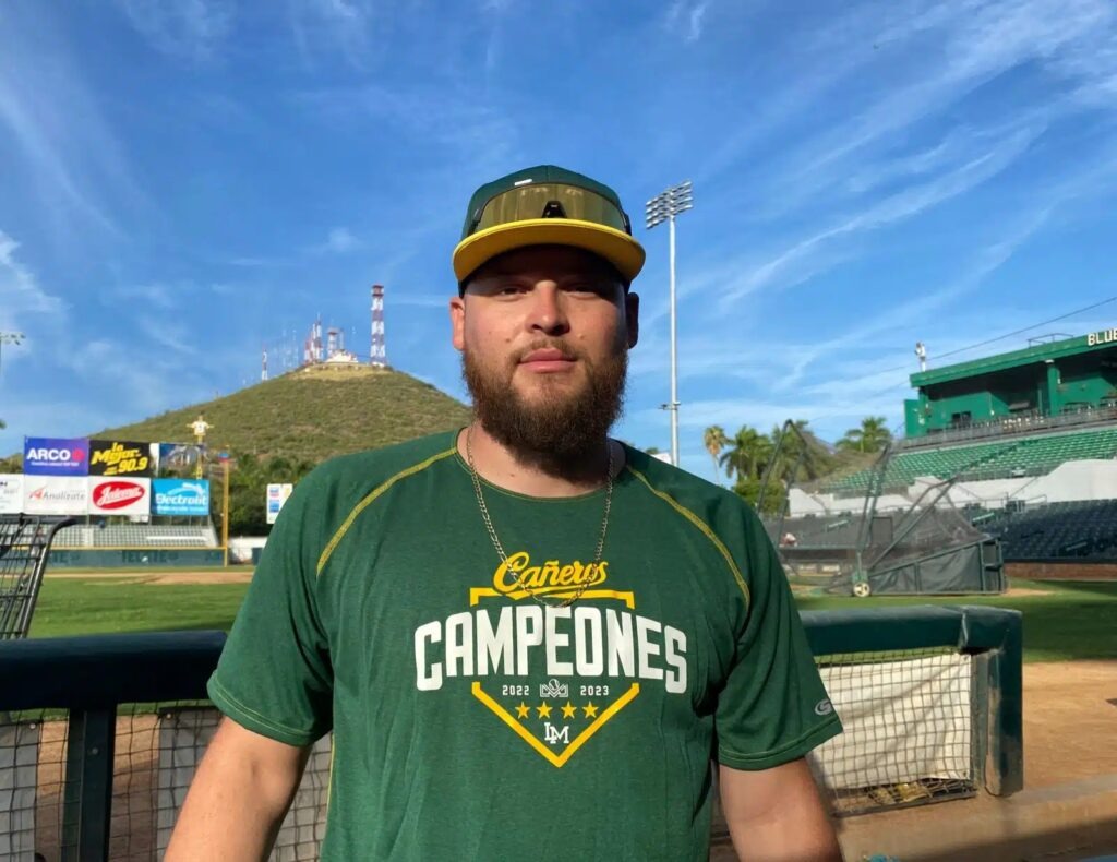 Juan Gámez, relevista del club Cañeros de Los Mochis posando para la foto
