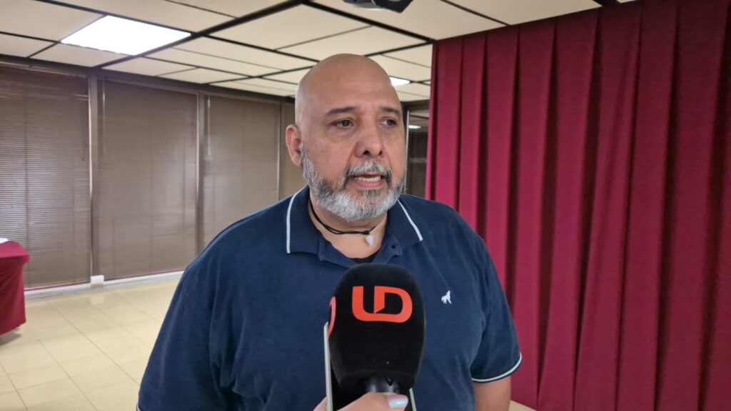 Juan José Díaz hablando por un micrófono