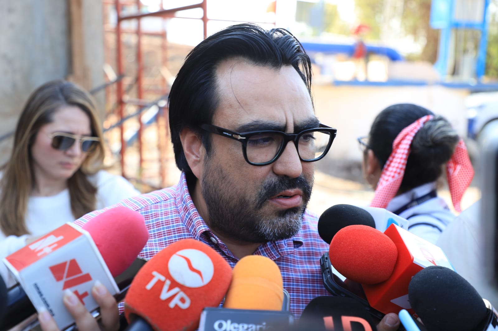 Juan de Dios Gámez Mendívil, alcalde de Culiacán entrevistado por los medios de comunicación