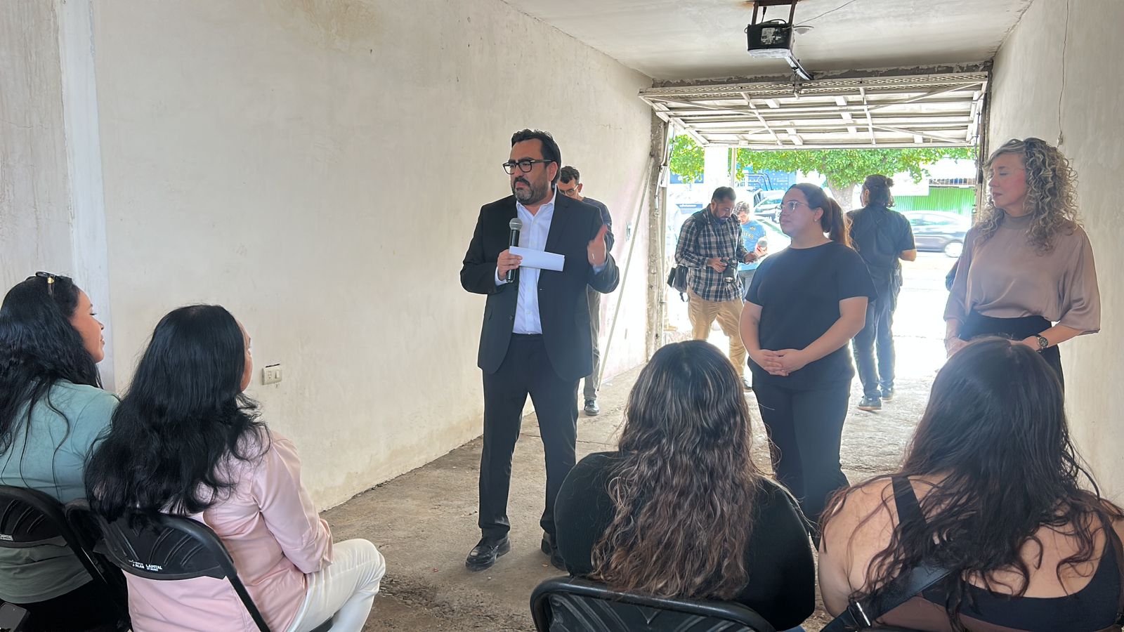 Alcalde Juan de Dios Mendívil junto a mujeres beneficiadas de programa de crédito