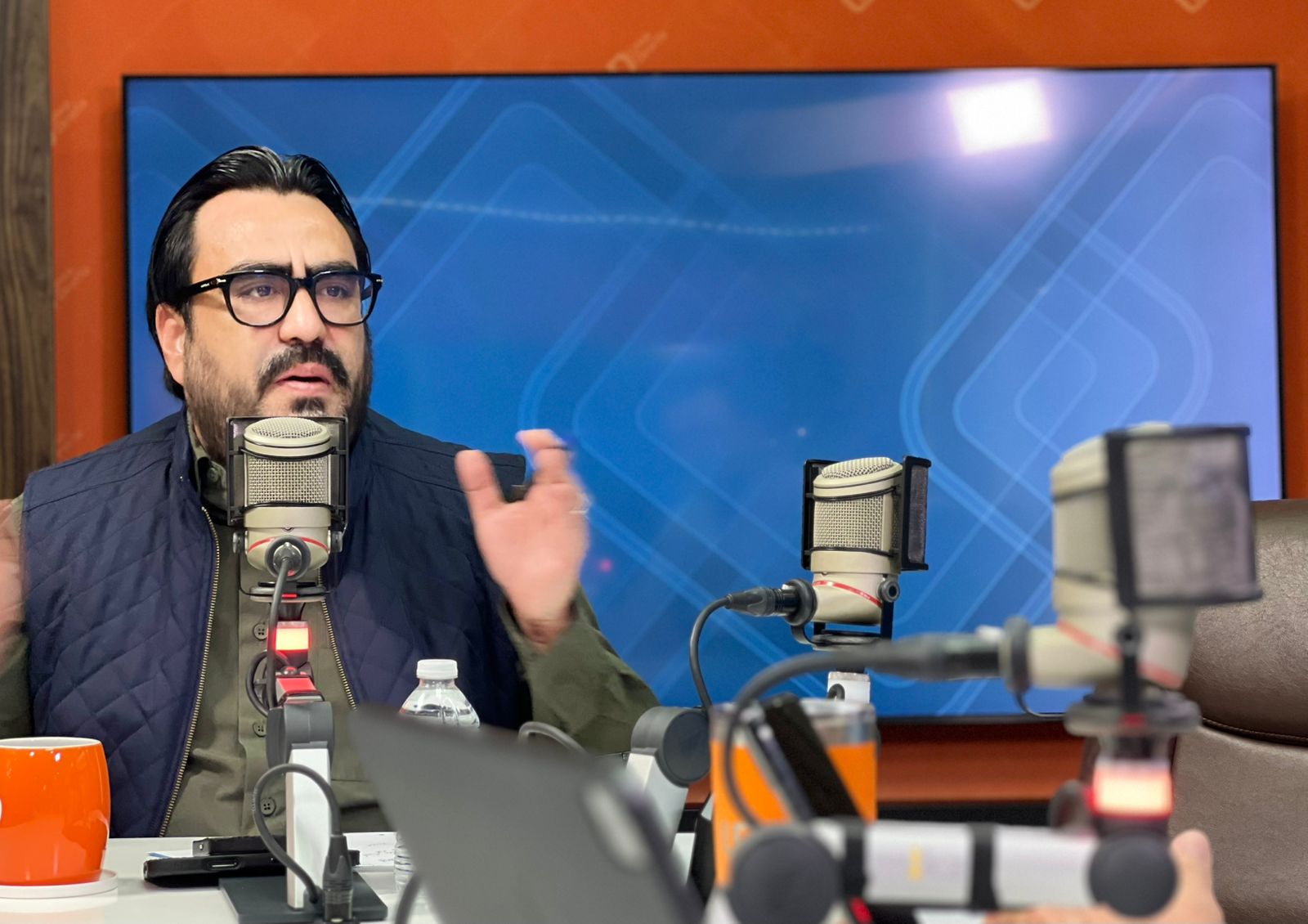 Juan de Dios Gámez Mendívil siendo entrevistado en el estudio de Línea Directa