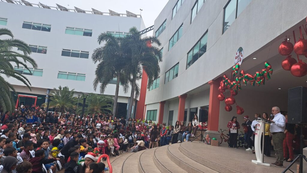 Un festival navideño muy alegre disfrutaron los niños durante la realización del Juguetón 2025