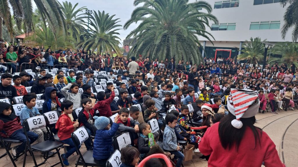 Un festival navideño muy alegre disfrutaron los niños durante la realización del Juguetón 2025