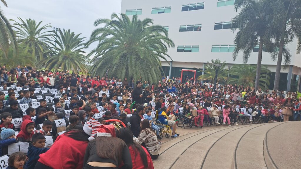 Un festival navideño muy alegre disfrutaron los niños durante la realización del Juguetón 2025