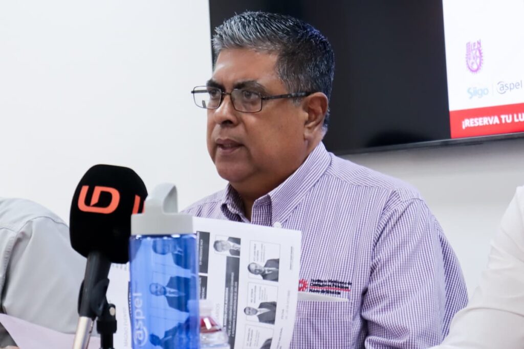 Julio Alberto Cruz Perales hablando por un micrófono