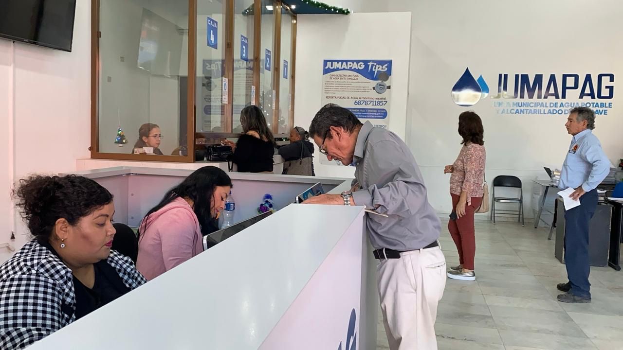 Hombre realizando un servicio en Jumapag