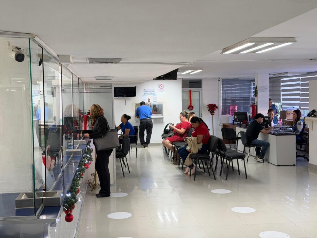 Personas en sala de espera en las ventanillas