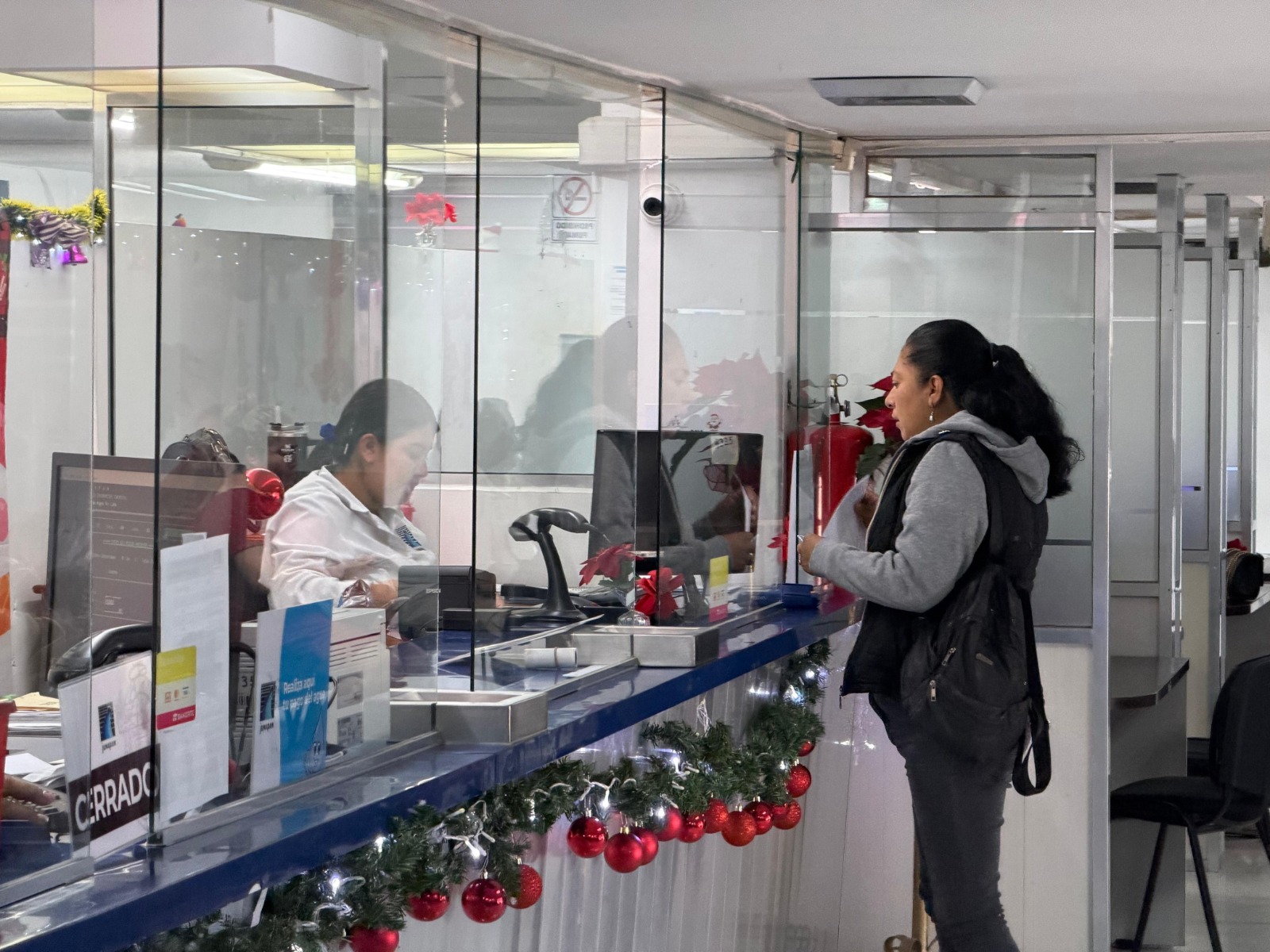 Persona en ventanilla de la Jumapam